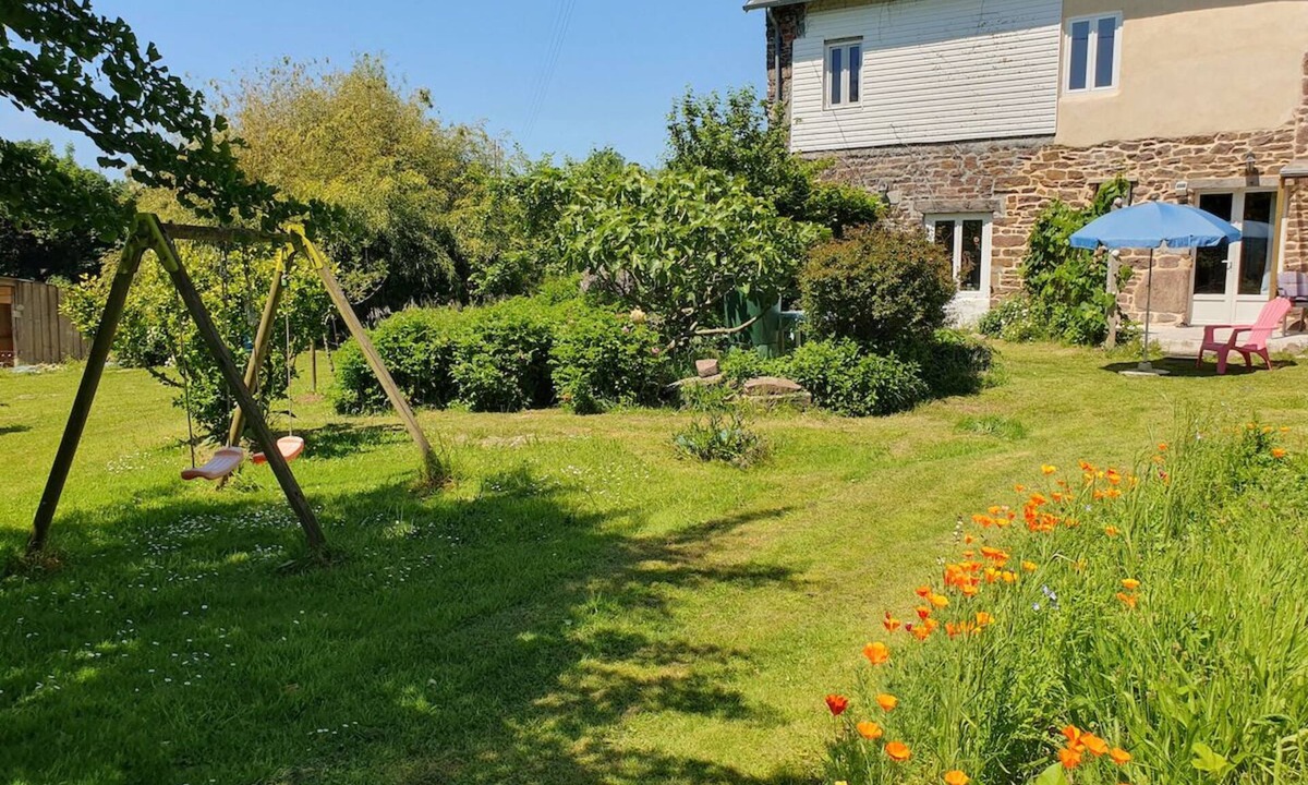 Ver Cottage | Family-friendly cottage Raisin with large garden and animals