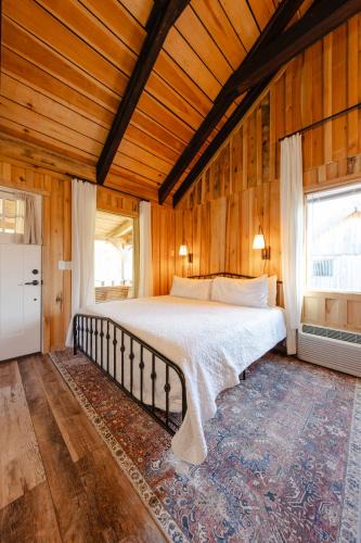 Smithville House | Family Friendly Creekside Cabin, Roam & Play Cabin 3