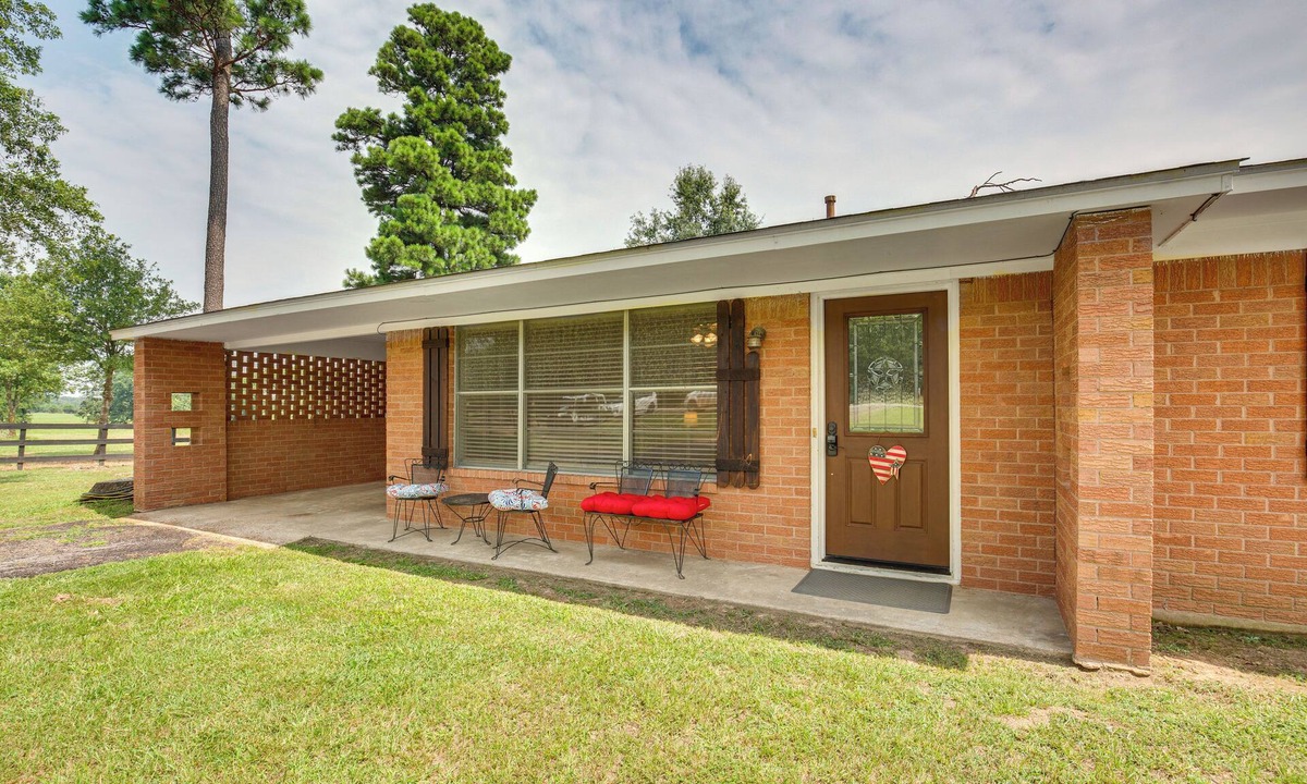 Bowie County House | Family-Friendly De Kalb Getaway w/Fire Pit!