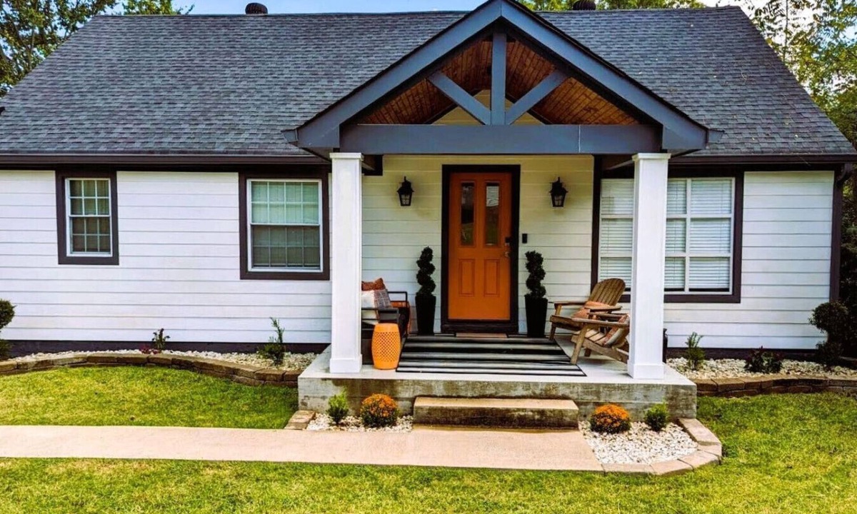 Inglewood House | Family-Friendly East Nashville Retreat – Sleeps 12, Hot Tub, Games & Fenced Yard