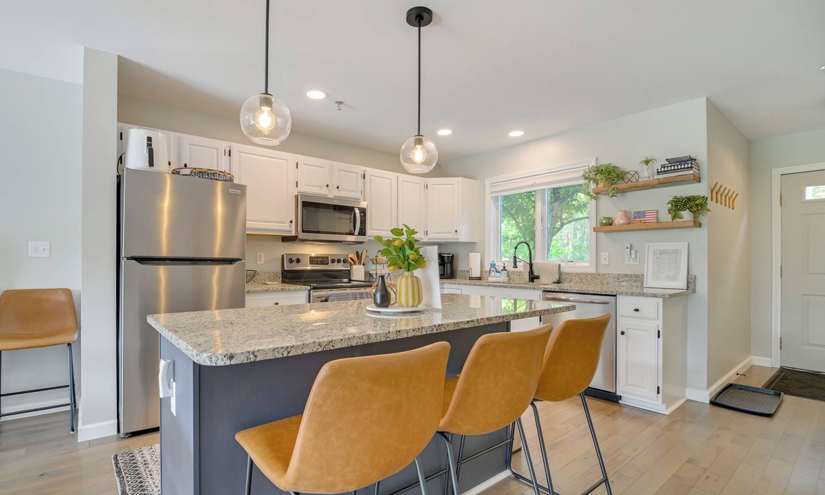 North Conway Apartment | Family-friendly Gem w/Heated Pool Near Storyland!