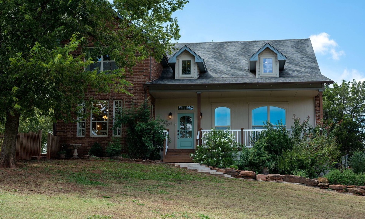 Guthrie House | Family Friendly Haven on 10 Acres