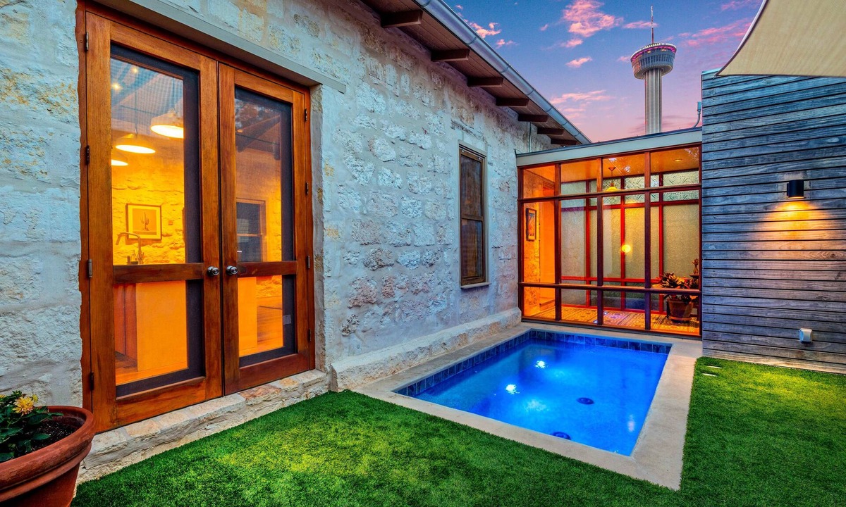 Southtown House | Family-Friendly Historic Southtown Pool House