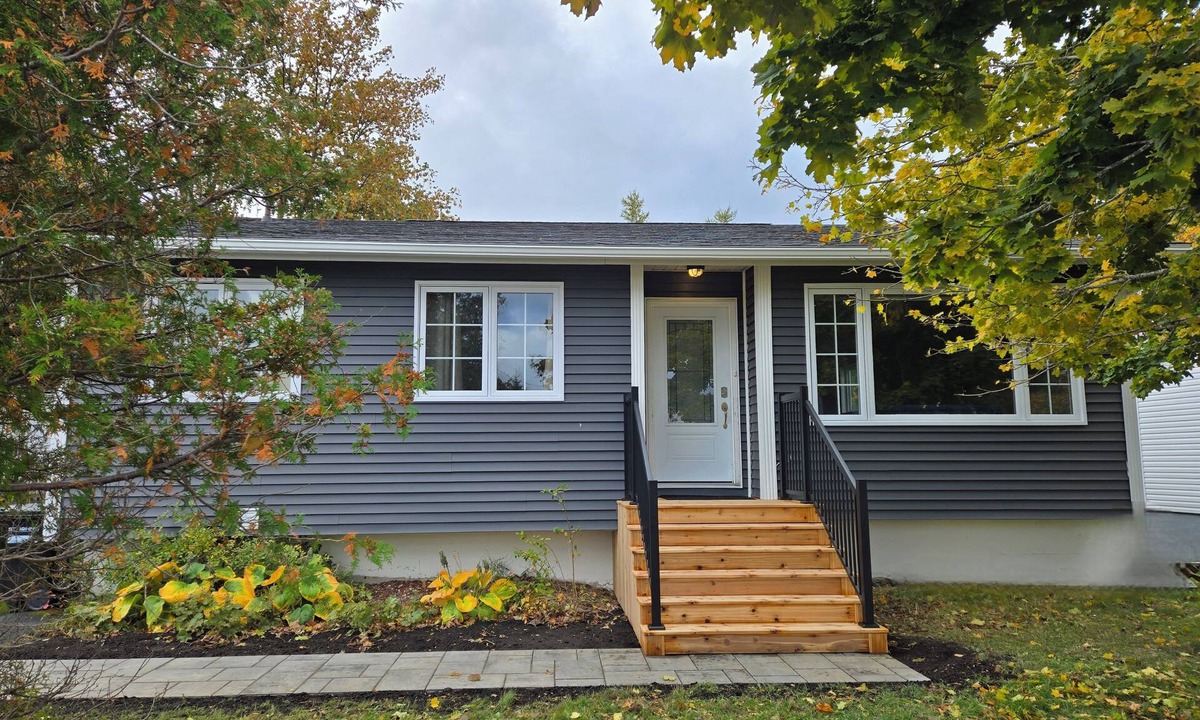 Terra Nova House | Family-friendly home on a quiet street close to everything