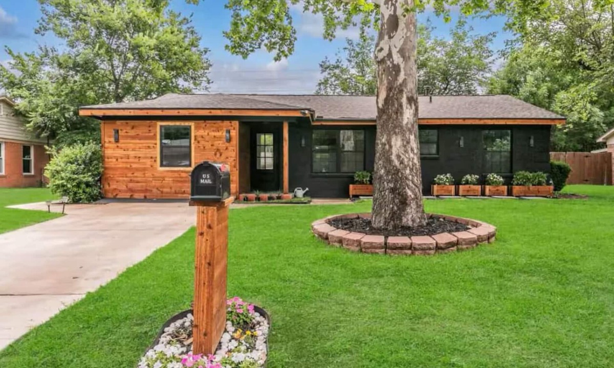 Fort Worth House | Family Friendly Home Big Backyard