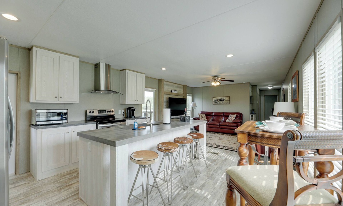 Sublime Cottage | Family-friendly Home w/Pond, 5 Mi to Splashway!