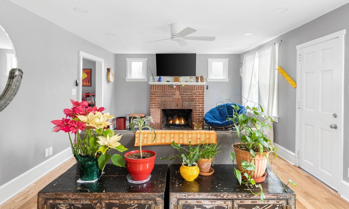 Wilmington House | Family friendly home with fire pit, large yard, and parking