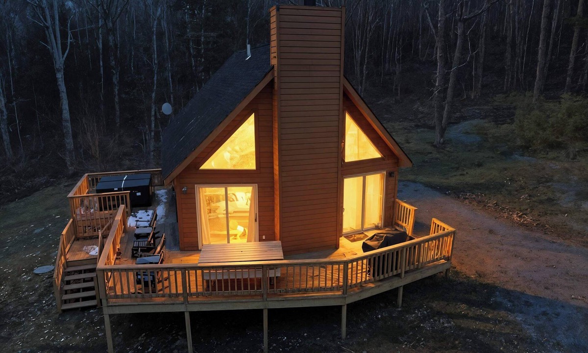 North Glade Hills House | Family-Friendly Home w/Hot Tub Fire Pit Games