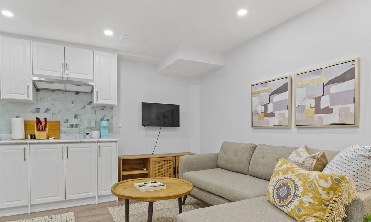 Ashburn Apartment | Family Friendly | HOT TUB | Near Toronto & UOIT