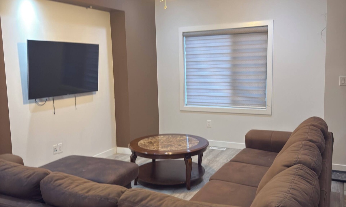 Winnipeg House | Family friendly house. 4 beds, high speed wifi & free parking