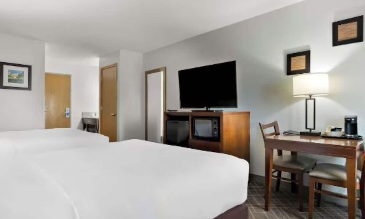 Joliet Hotel | Family-Friendly Joliet Stay with Pool, Breakfast & Easy Access to Route 66