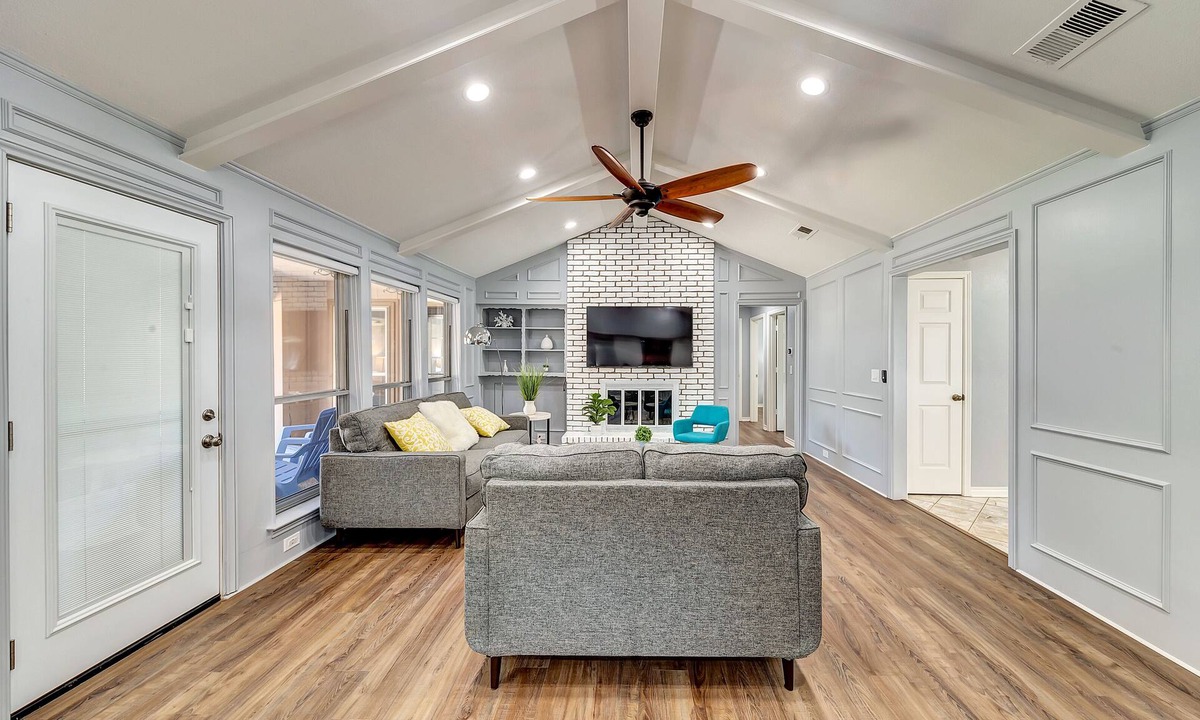 Northeast Carrollton House | Family Friendly, King bed, Close to Highways, Games, Foosball, Grill