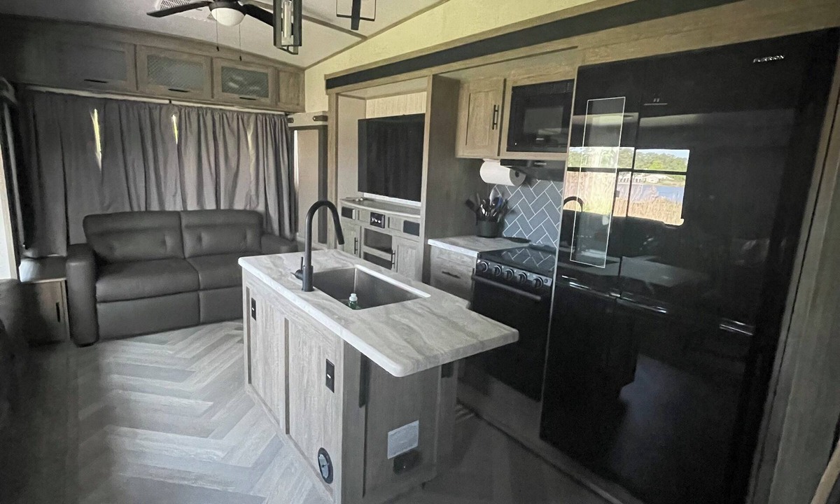Pinecrest House | Family friendly marina offering a 2-bdr 5th wheel w/ full marina view