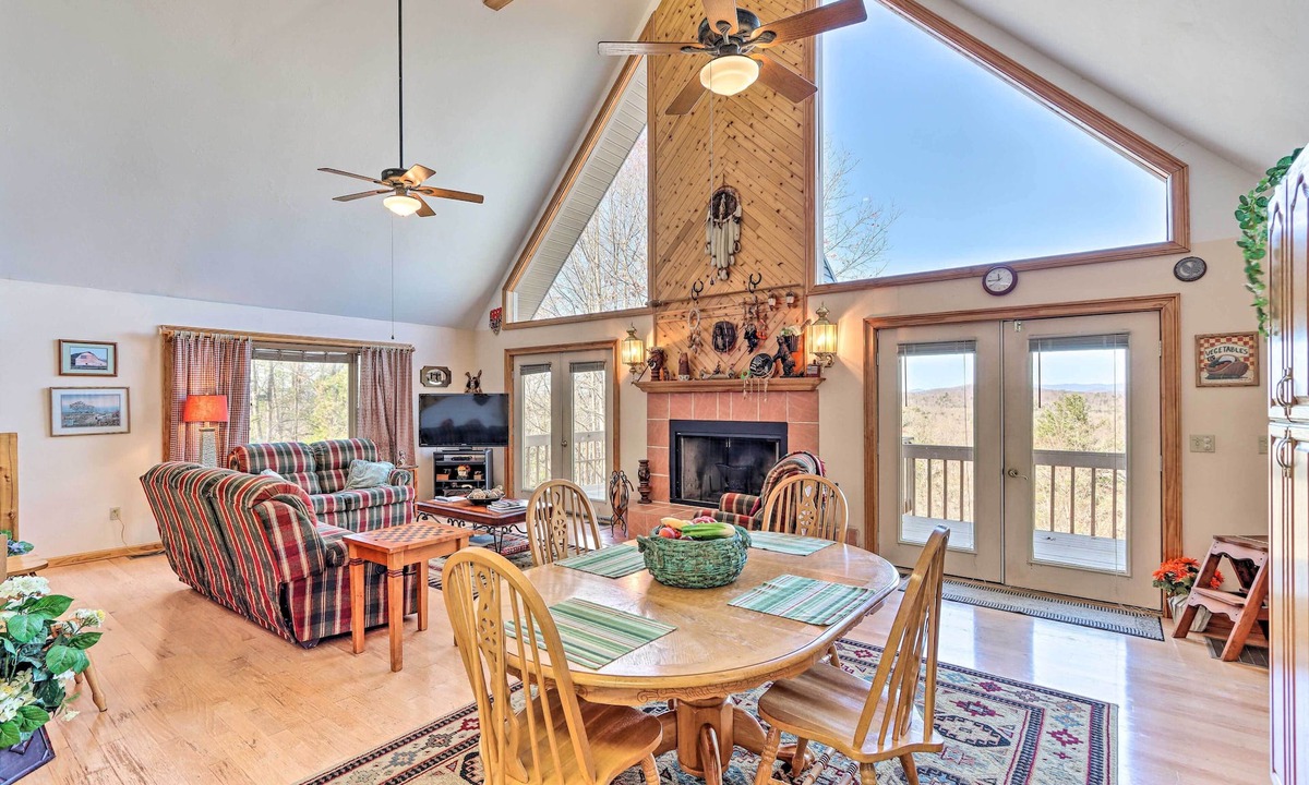 Murphy Cabin | Family-Friendly Murphy Cabin w/Deck & Fire Pit!