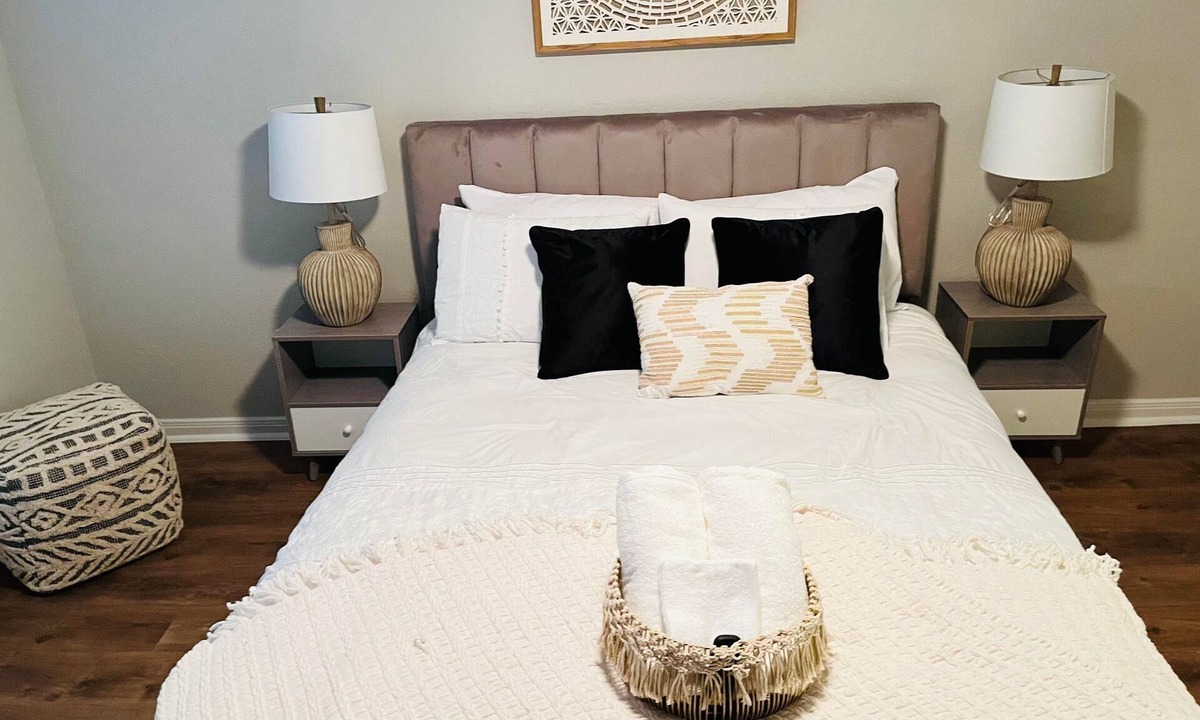 Garden Oaks Condo | Family Friendly | Near Galleria & Downtown | Pool