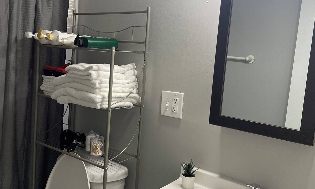 Overland Park Condo | Family Friendly Overland Park home w/king bed