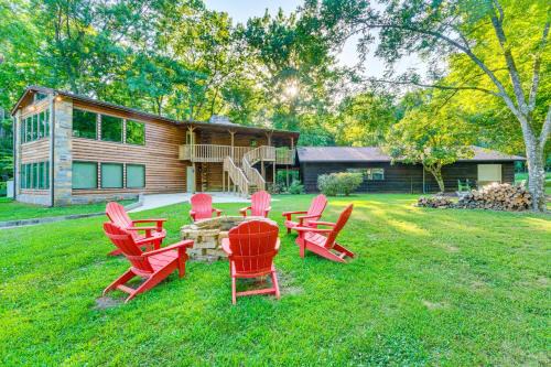 Wilburn House | Family-Friendly Riverfront Manor on the Little Red