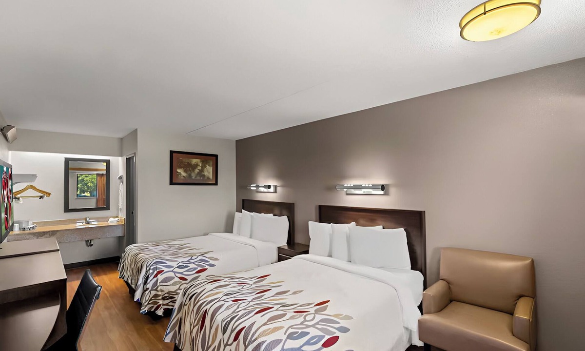 Las Colinas Hotel | Family-Friendly Room Near Airport, Lake Activities, Golf & Outlet Shopping