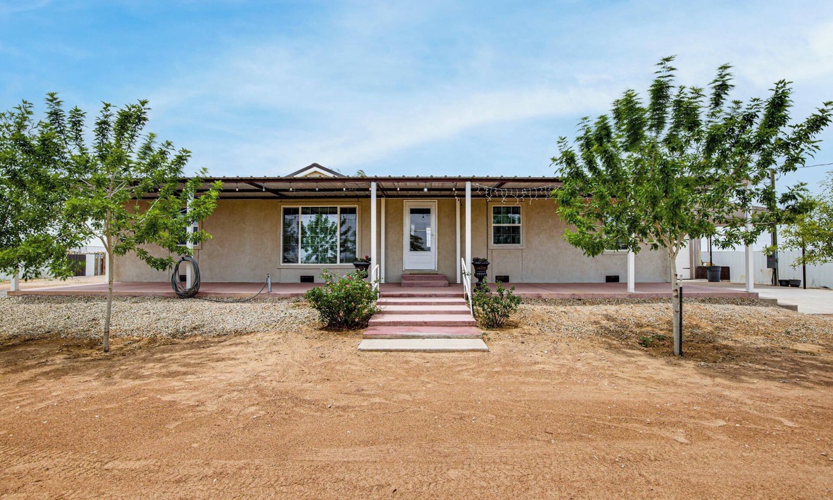 Biggs Field House | Family Friendly! Rural El Paso Home: Patio & Grill