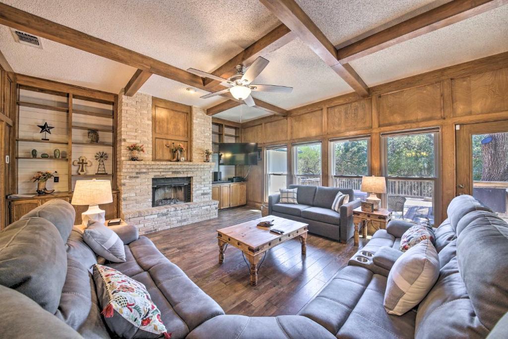 Encino Park House | Family-Friendly San Antonio Home w/Hot Tub & Deck