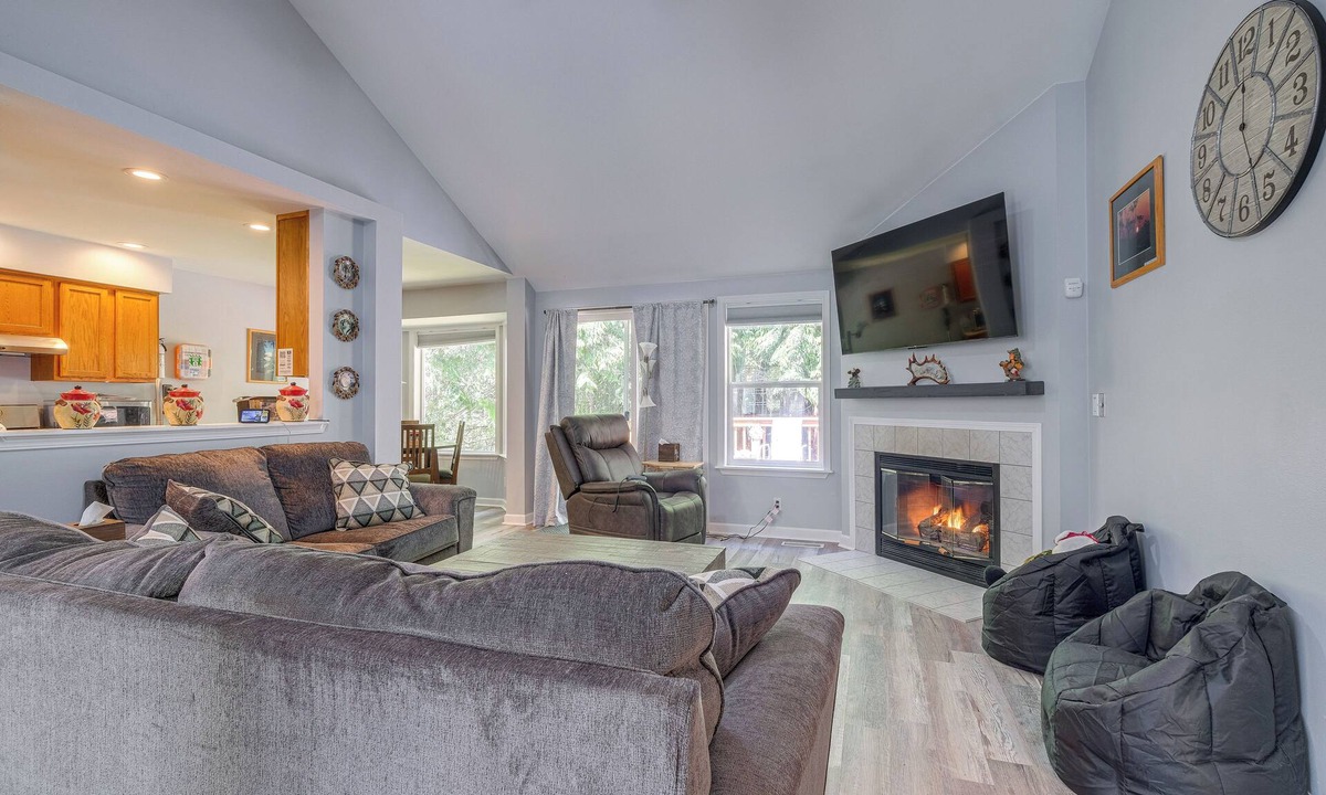 Silverdale House | Family-Friendly Silverdale Home w/Private Deck!