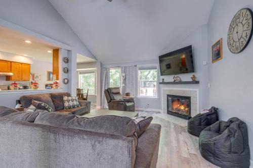 Silverdale House | Family-Friendly Silverdale Home w/Private Deck!