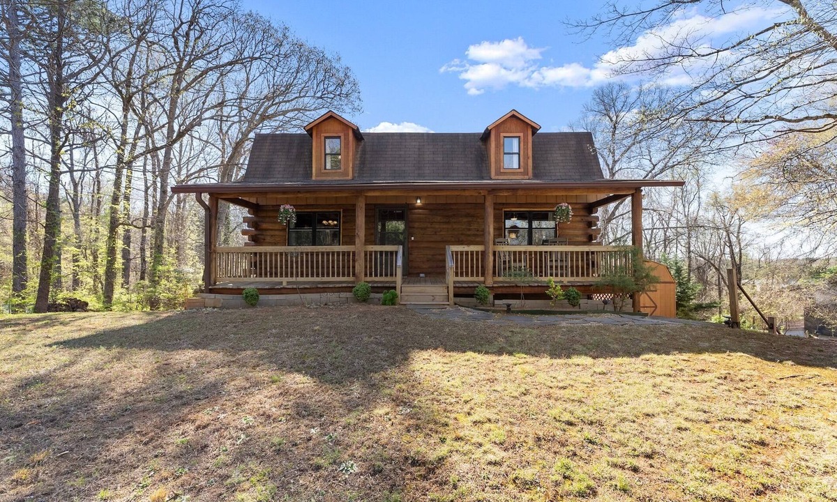 Gainesville Cabin | Family Friendly, Sleeps 11, Pets allowed!