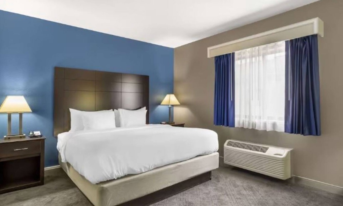 Mundelein Hotel | Family-Friendly Suites w/Breakfast Near Six Flags Great America