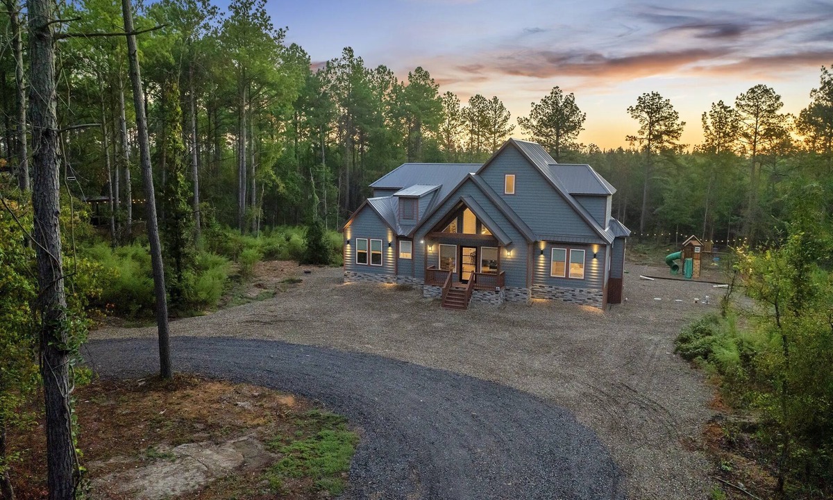 Broken Bow Cabin | Family Fun HQ: Arcade, Mini Golf & Frisbee Golf