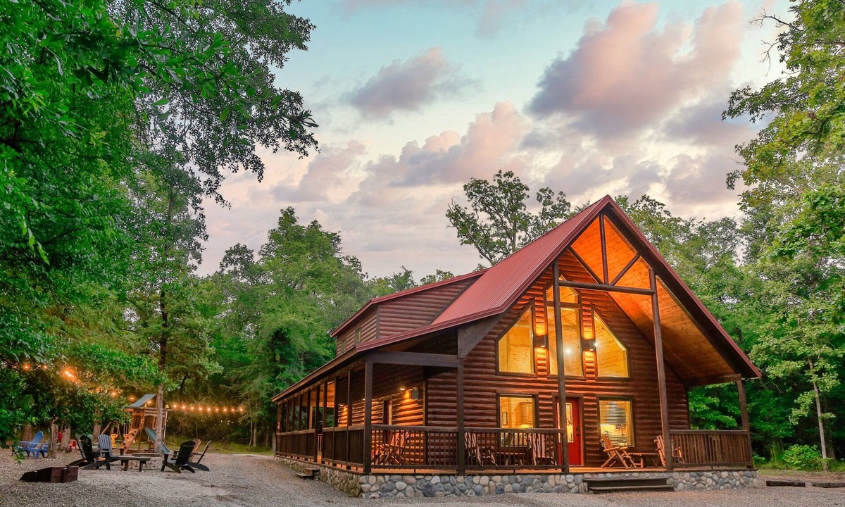 Hochatown Cabin | Family Fun Lodge: Arcade + Pool Table + Hot Tub + Boat Parking