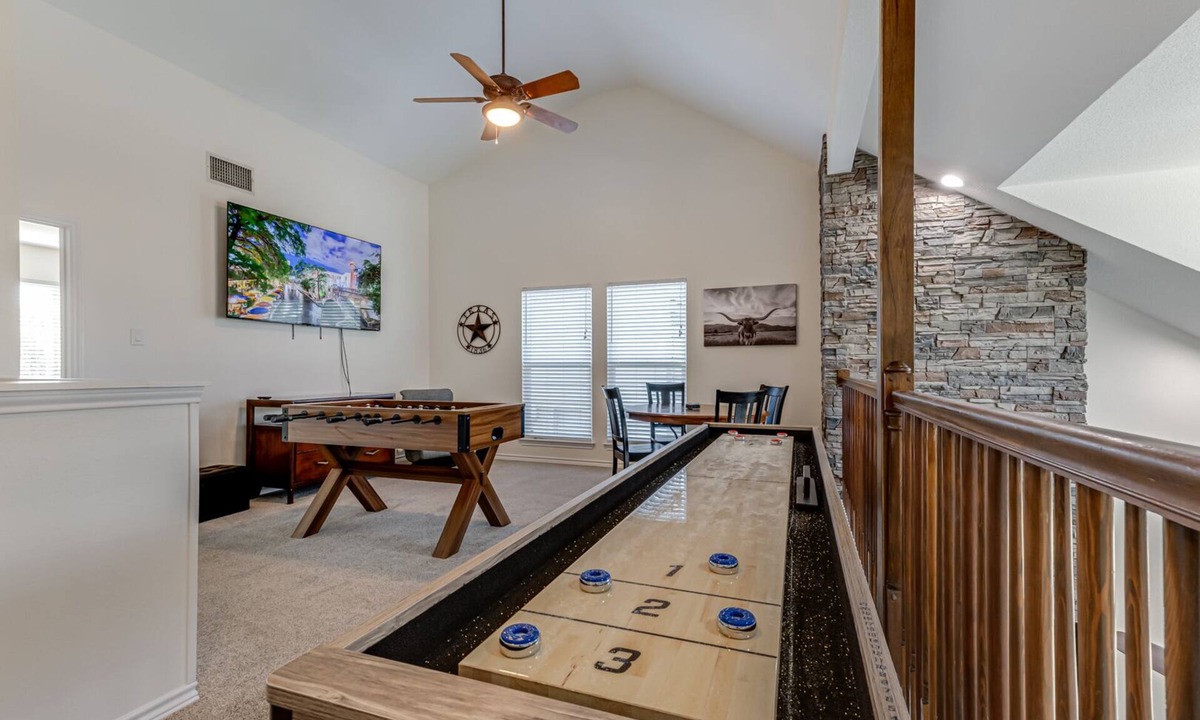 San Antonio House | Family Fun Near Six Flags & Sea World Hot Tub Game Room Yard Games 3 King Beds