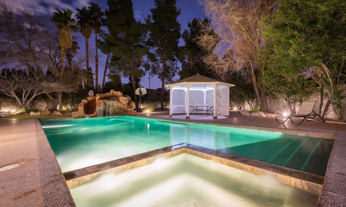 Rancho Oakey House | Family Fun, Pickleball, Pool/Spa, Water slide