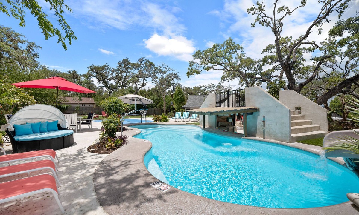 Leon Valley House | Family Fun! Pool, Hot Tub, Pickleball & More
