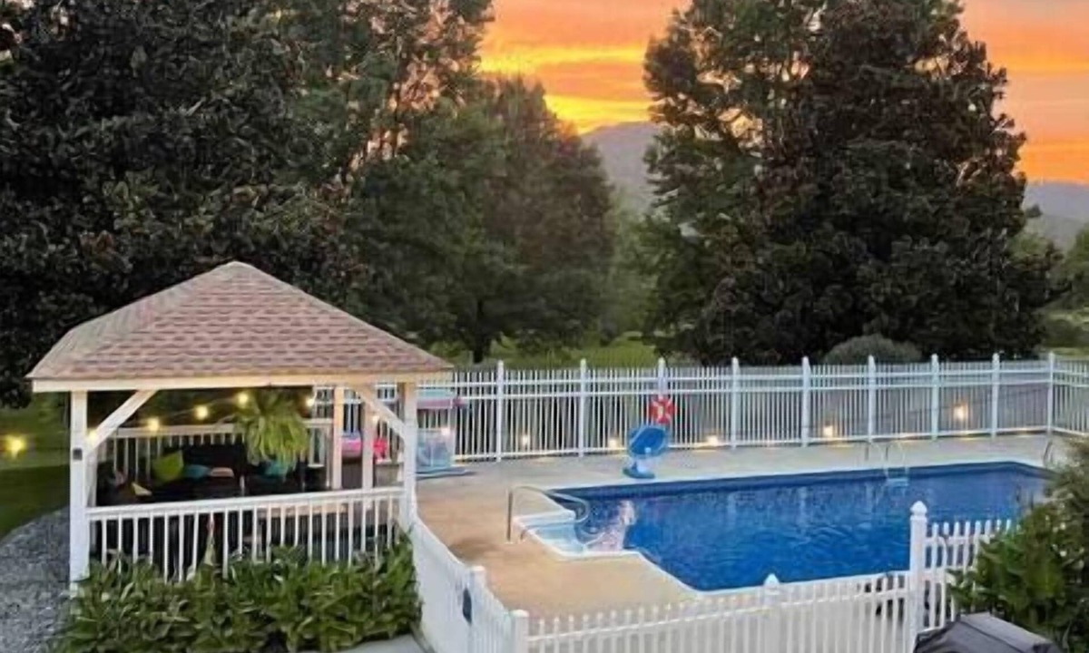 Trenton House | Family Fun! Private Pool, Hot Tub & Fire Table - 12 Miles to Chattanooga