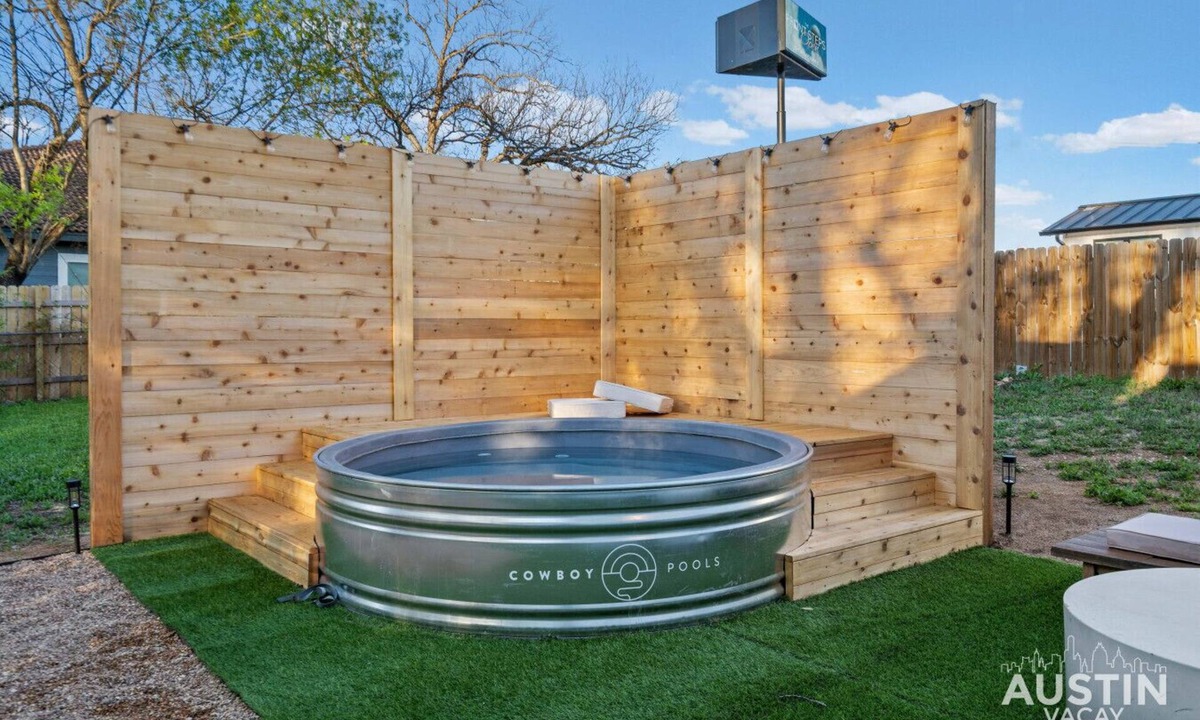 Cherrywood House | Family-Fun Ready! Pool Table, Cowboy Pool & BBQ Mins to Mueller Lake, UT Stadium