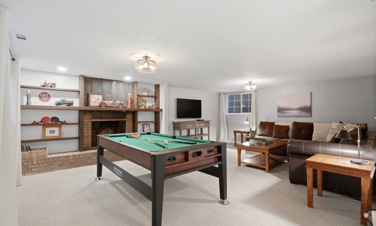 Cottonwood Heights House | Family Game Night Getaway | Hot Tub + Billiards