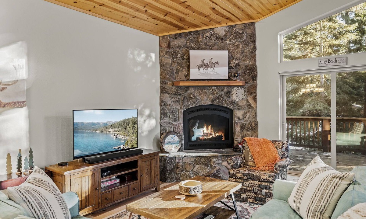 Kings Beach House | Family Getaway | Bunk Room, Queen Suite, Near Shops, Dining & Lake Tahoe Fun!