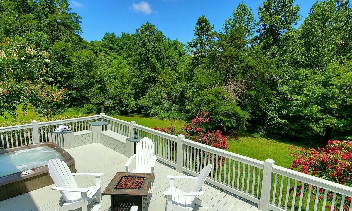 Blairsville Cottage | *FAMILY GETAWAY*Deck/Firepit/HOT TUB & Fireplace