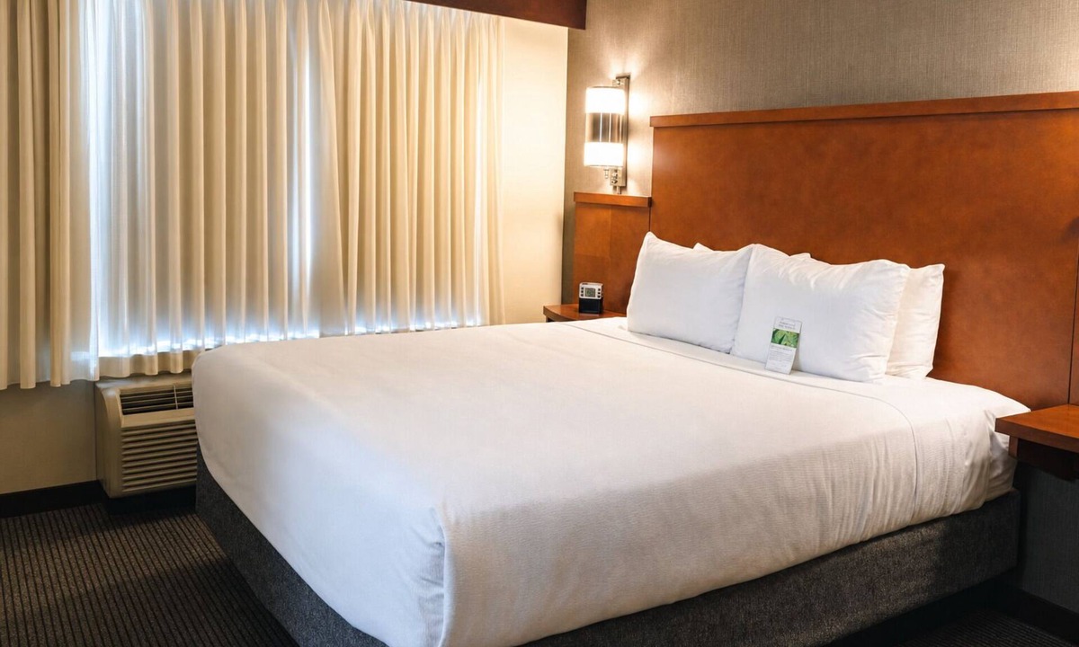 South Side Hotel | Family Getaway w/Pool Near Downtown Corpus Christi and La Palmera Mall