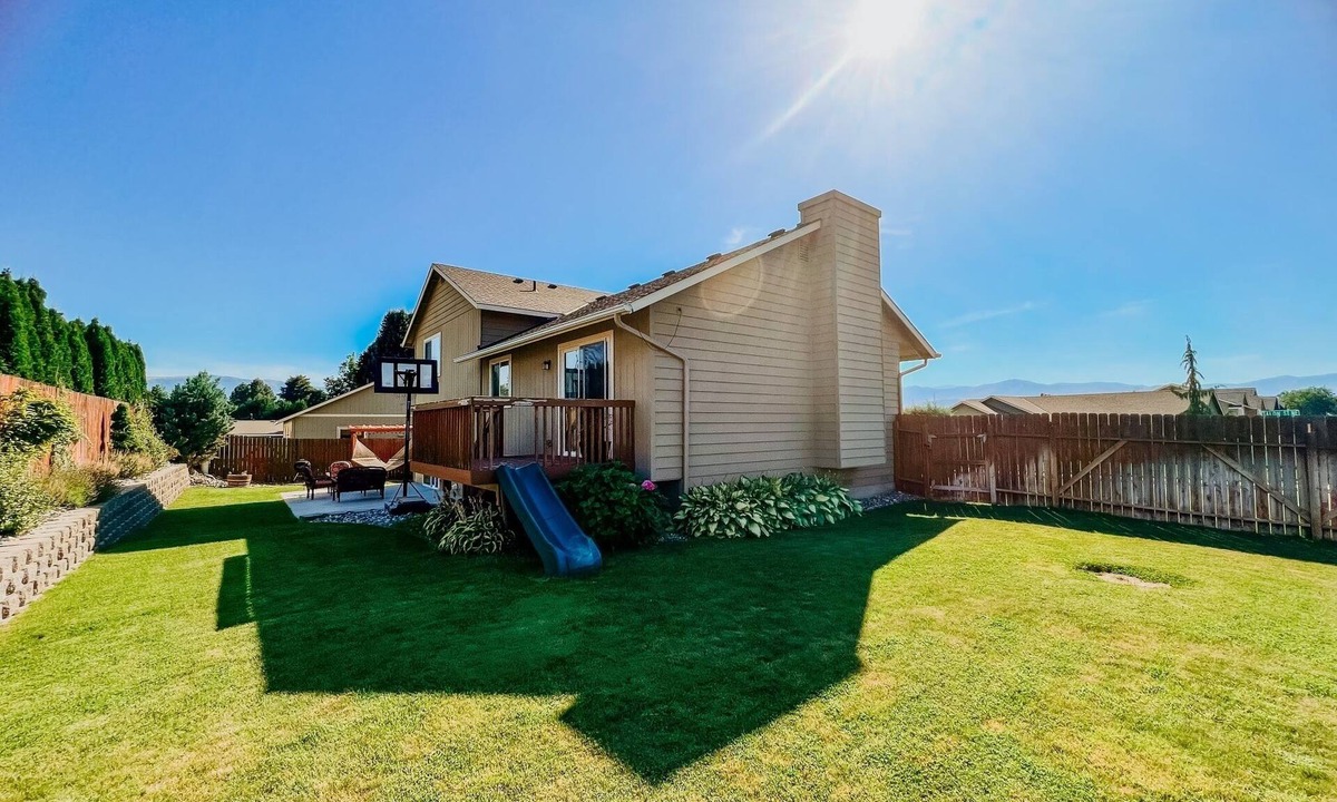 East Wenatchee House | Family & Group friendly home w/large hammock & game room near Leavenworth!
