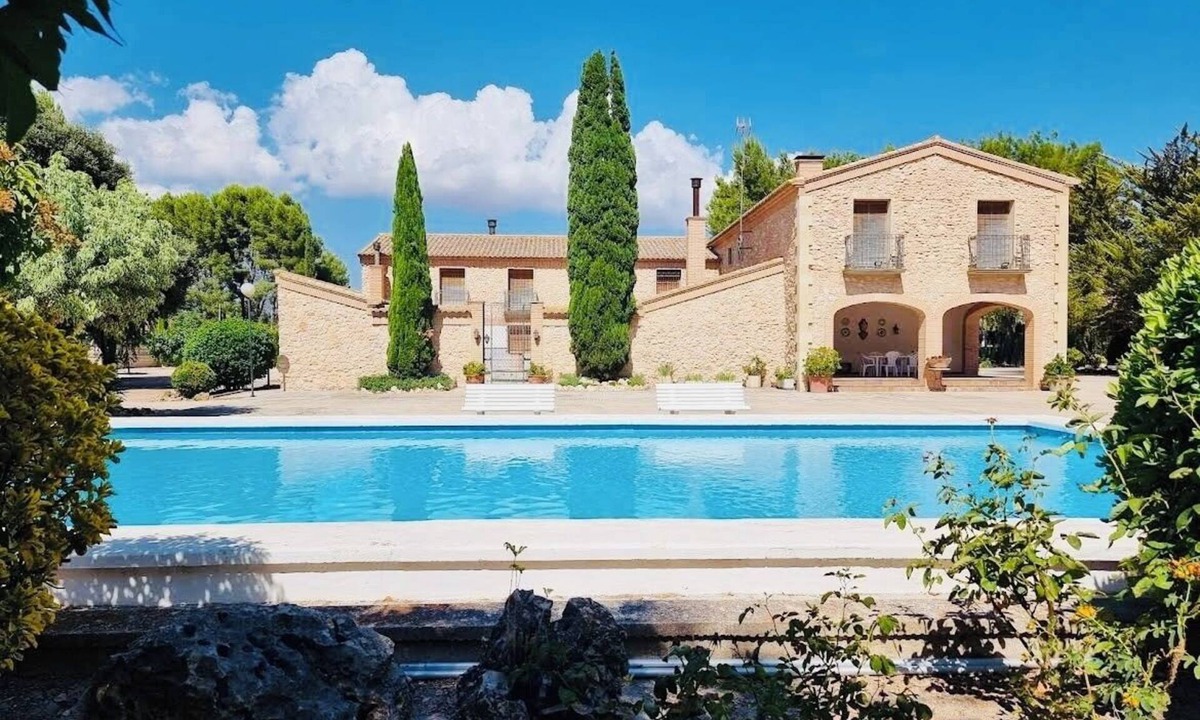 Las Virtudes House | Family-group-pet-friendly finca with unique pool & pine trees
