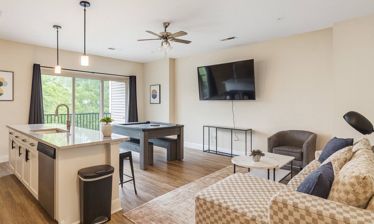 Glen Iris Apartment | Family & Group Retreat|3 Queens Beds + Pool Table 2nd