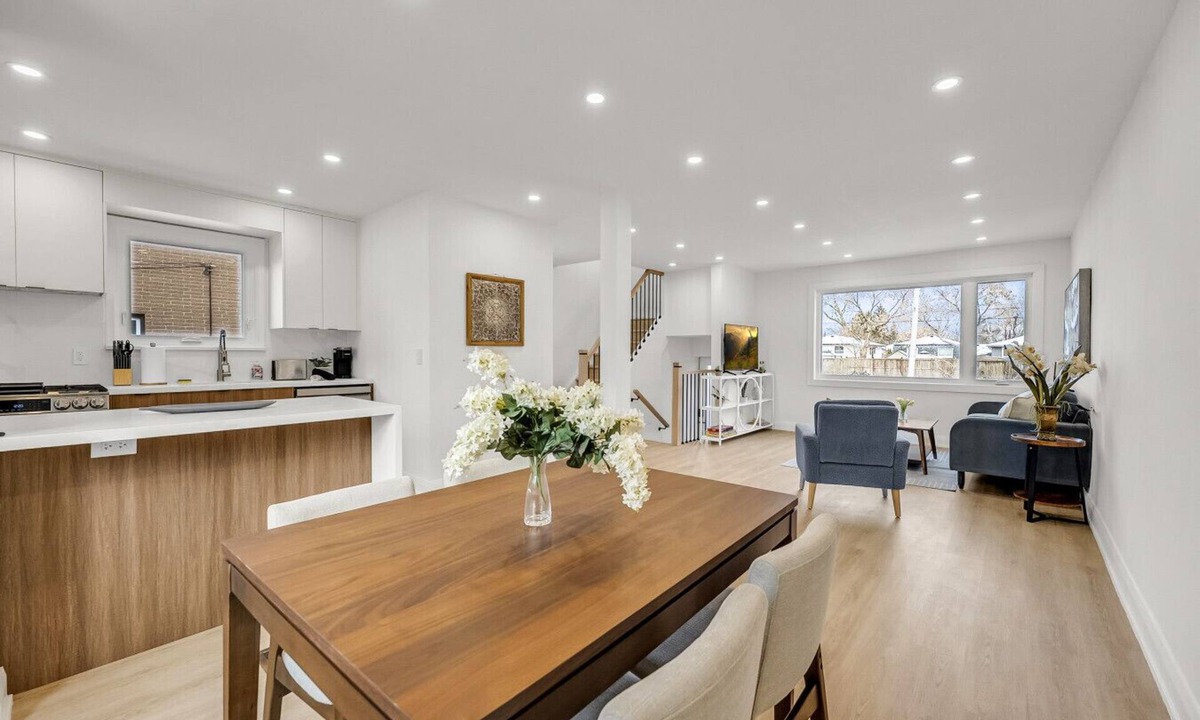 Burlington House | *Family Haven* Renovated 3BR Backyard Parking