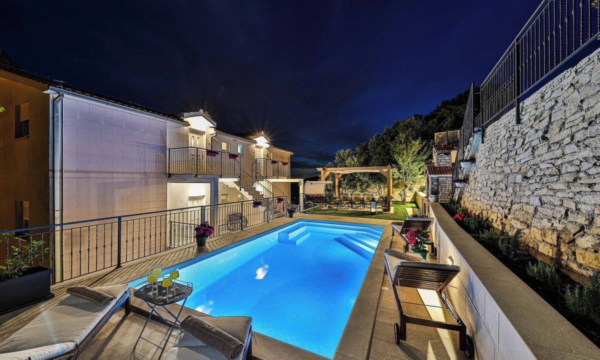 Zrnovnica Villa | Family Holiday House with Private Swim Spa Heated Pool *