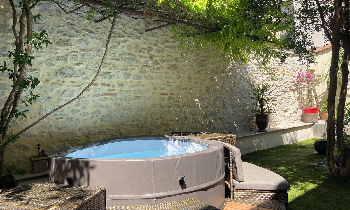Cadereau House | Family home, city center, with garden, garage, and jacuzzi