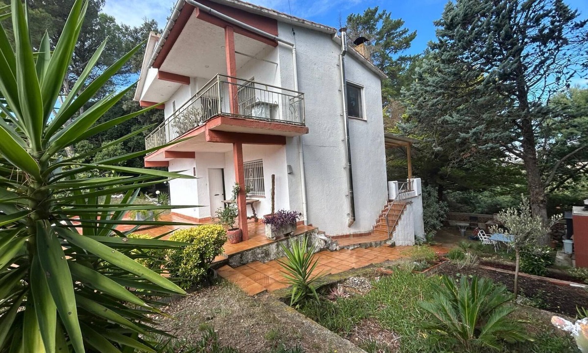 Llagostera House | Family home in a wooded area