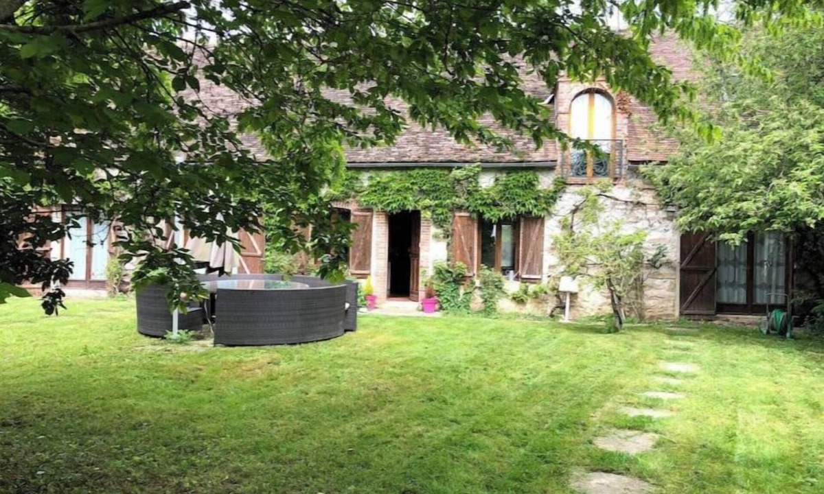 Dollot House | Family home in the country