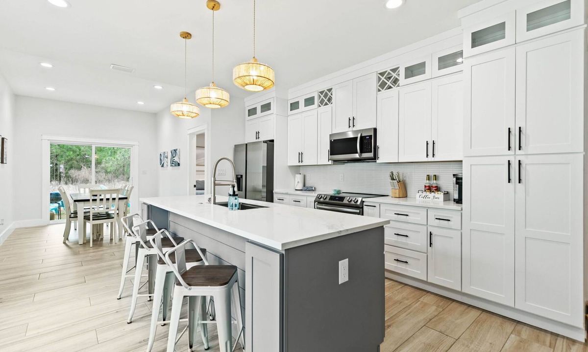 Foley House | Family home near OWA and beaches, king bed, cornhole, fire pit, pet friendly!