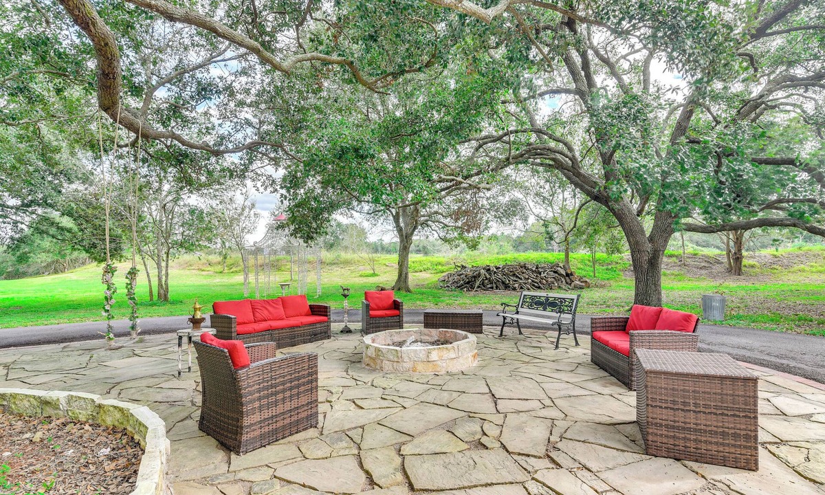 Manvel House | Family Home on 30 Acres in Manvel!