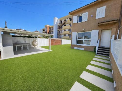 Cunit Ski Chalet | Family Home Right Next to the Beach
